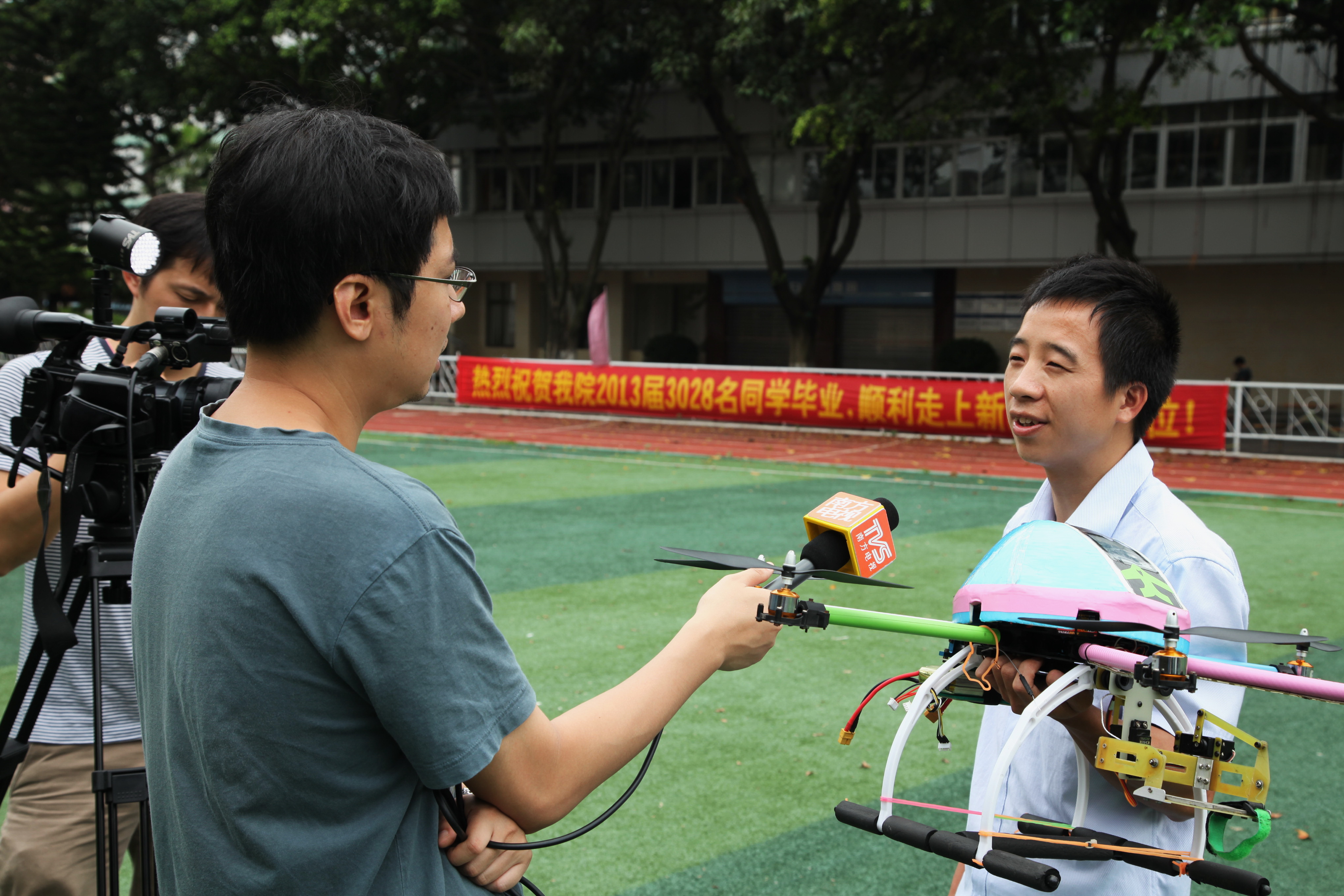 鄒劍平，電子技術專業(yè)畢業(yè)
