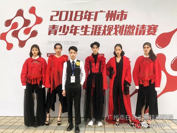 2、陳鏗祥同學(xué)和經(jīng)過他化妝的5為模特.jpg