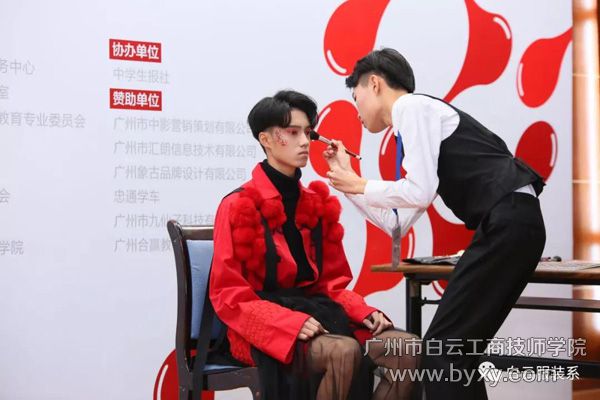 1、展示自己才藝的陳鏗祥同學(xué).jpg