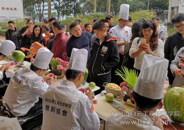 2、旅游與酒店管理系學(xué)子為參觀的中學(xué)生和家長(zhǎng)們表演果雕.jpg