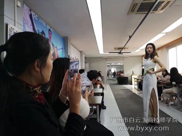 4、服裝專業(yè)學(xué)子為參觀的中學(xué)生和家長(zhǎng)們展示自己設(shè)計(jì)制作的作品.jpg