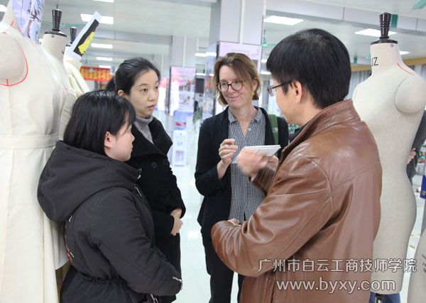 2、采訪溫彩云同學.jpg