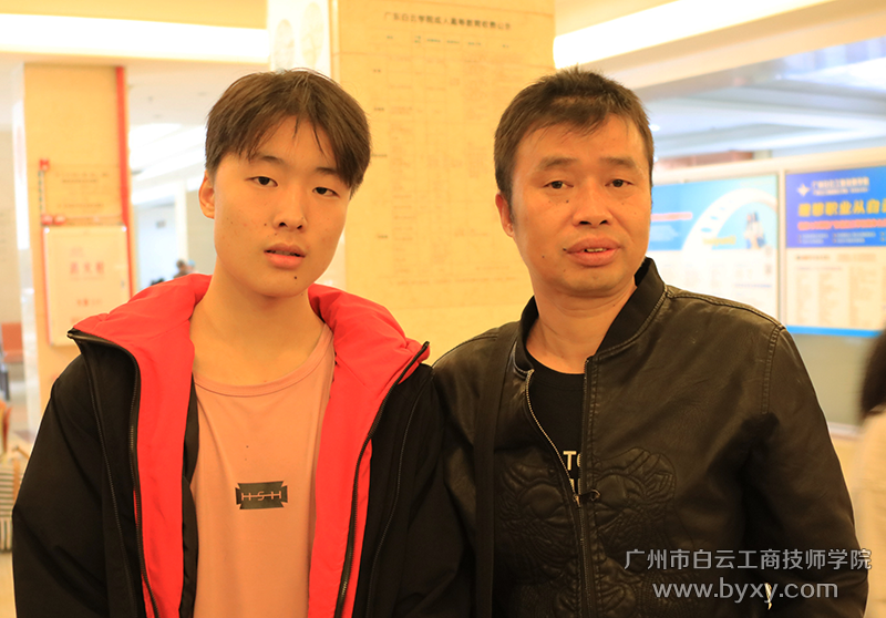 3、顏佳駿同學(xué)和他的父親顏桃先生.png