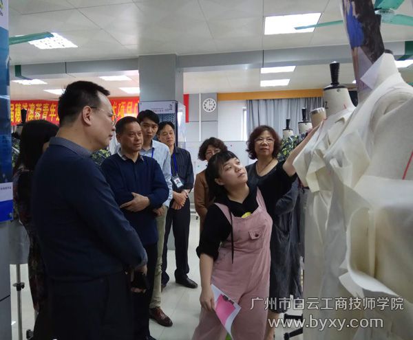 溫彩云同學(xué)想肖領(lǐng)導(dǎo)介紹自己的作品.jpg