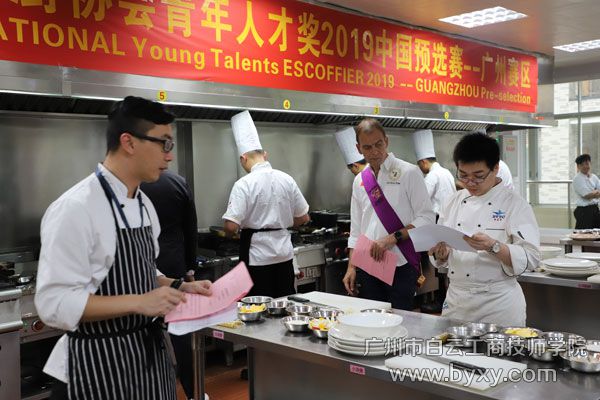 3、評委們對選手的每個操作細節(jié)進行打分.jpg