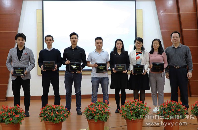 1、李孟強院長（右一）為新加入聯(lián)盟的企業(yè)授牌.JPG