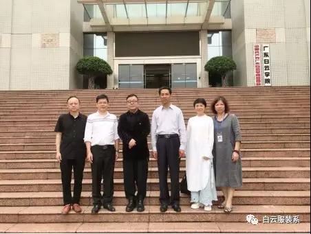 2、與董事長謝可滔（右三）合影留念.jpg