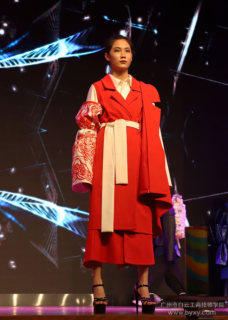 4學(xué)生設(shè)計制作的服裝作品.JPG