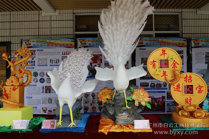 3、學(xué)生雕刻作品.JPG