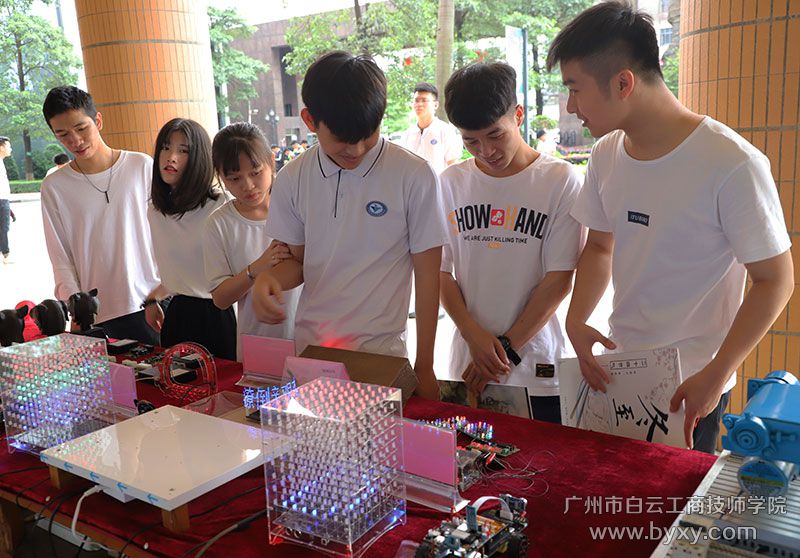 8、各類創(chuàng)新作品深受學(xué)生喜愛.JPG
