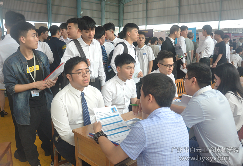 3、企業(yè)招聘人員與學(xué)生悉心交流.png