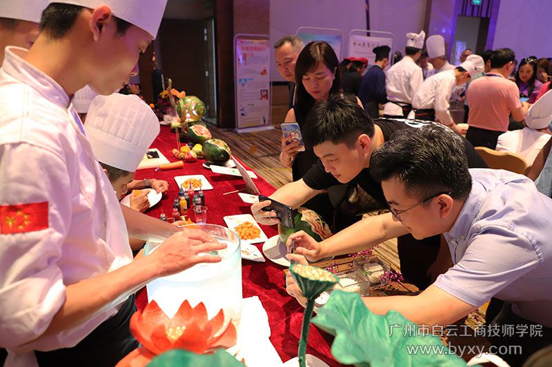 嘉賓們拍攝水中雕豆腐.jpg