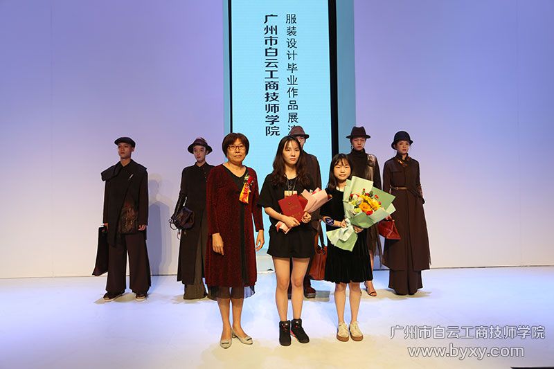 楊春英院長(zhǎng)助理為一等獎(jiǎng)設(shè)計(jì)師頒獎(jiǎng).jpg