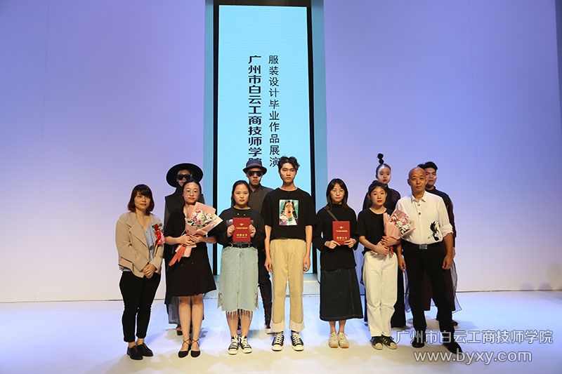 評(píng)委們?yōu)槎泉?jiǎng)設(shè)計(jì)師頒獎(jiǎng).jpg