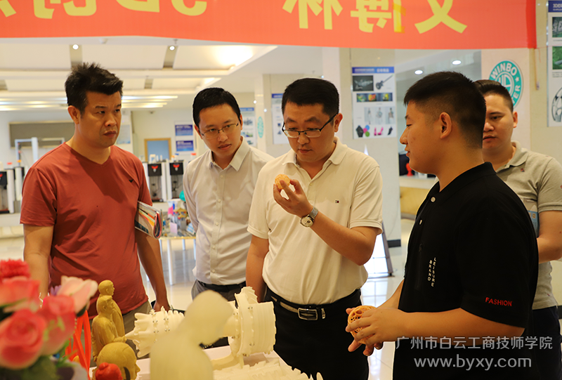 3、對學(xué)生的3D打印作品贊不絕口.png