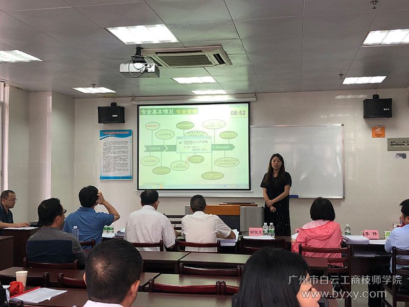 05-服裝設(shè)計(jì)與工程專業(yè)負(fù)責(zé)人潘曉梅老師在市進(jìn)行匯報(bào)答辯.jpg