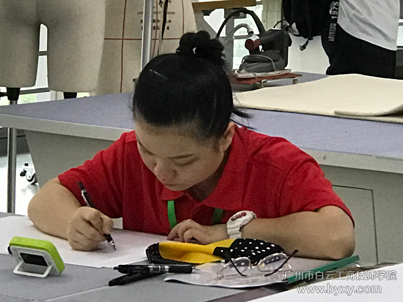 溫彩云同學在比賽中.png