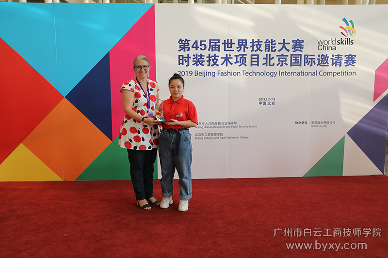 首席專家Donna女士給我校溫彩云同學頒獎.png