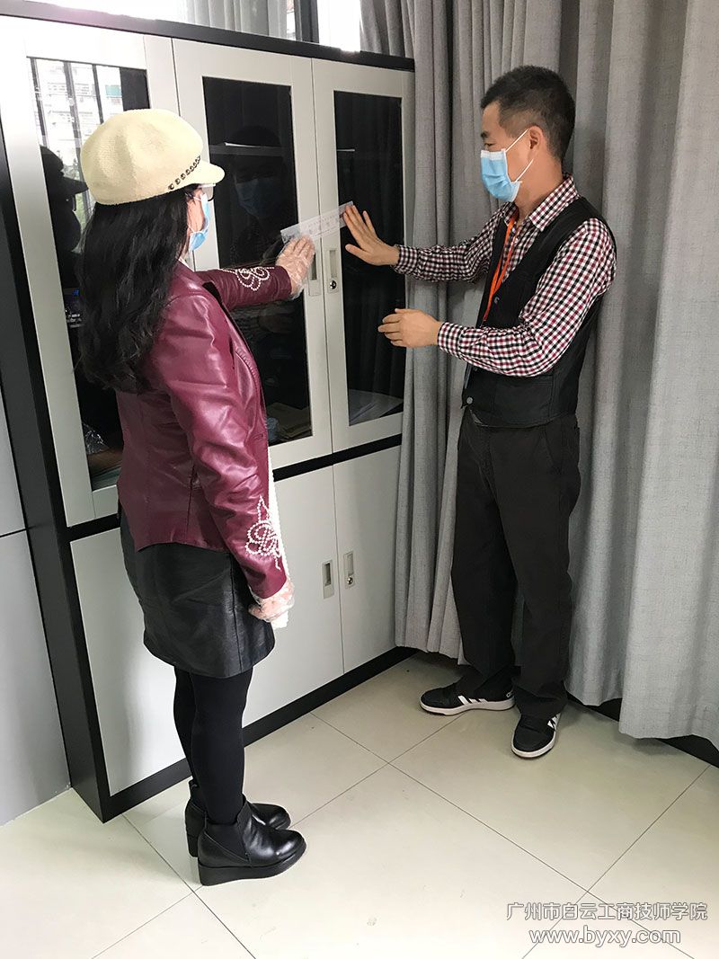 廣州市技能鑒定指導中心領導現(xiàn)場封存試卷.jpg