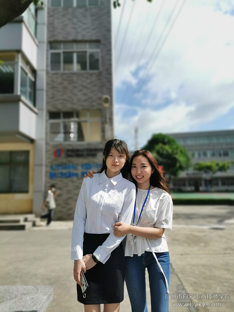陳家琪與班主任林錦秀老師合影.png