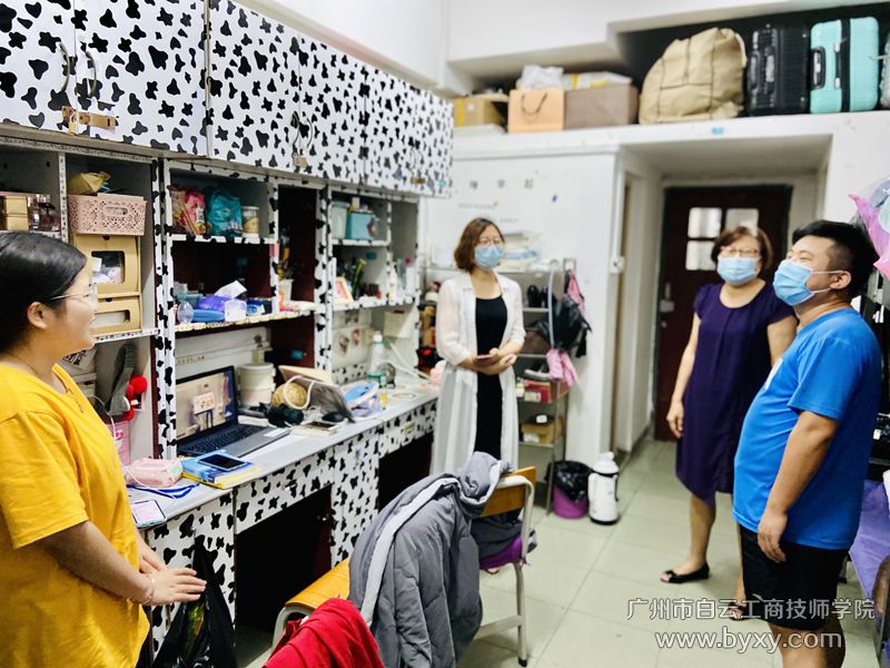 班主任走訪學(xué)生宿舍