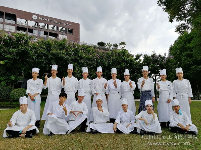 白云學(xué)子在五星級(jí)酒店上班。.jpg