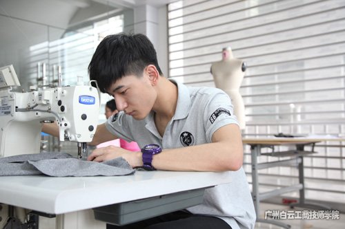 李浩棟，服裝設計與制作專業(yè)畢業(yè)