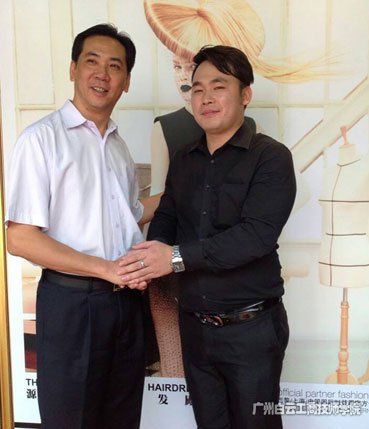 王江華（圖右一）與“白云”謝可滔董事長(zhǎng)合影