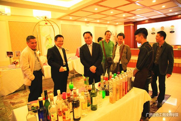 領導和專家參觀旅游酒店實訓基地